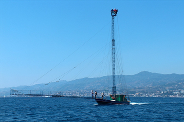 Figura 5- feluca spadara moderna sullo stretto di Messina (Fonte Storie di mare e di pescatori - Report - NAUTICA REPORT)