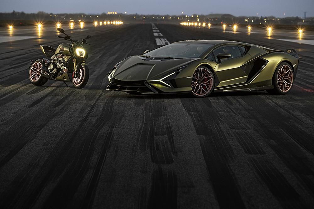 La Ducati Diavel 1260  Lamborghni accanto alla Lamborghini Sian FKP 37