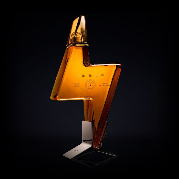 Nell'immagine: una bottiglia di Tesla Tequila. Credits: www.hwupgrade.it