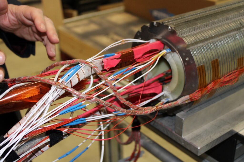Un dettaglio dei cavi superconduttori che costituiranno i tubi dell'High Luminosity – LHC; i superconduttori vengono assemblati nel reparto Building 180 del Large Magnet Facility, al CERN di Ginevra. Foto di Antonio Piazzolla/Close-up Engineering, RIPRODU