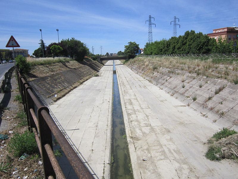 Il torrente Ausa prima attraversava il centro di Rimini, ma ai primi del ‘900 fu deviato nel fiume Marecchia tramite un canale di cemento e trasformato in uno scarico fognario della città.Credits: Wikimedia Commons