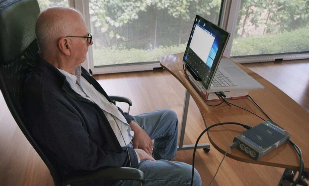 Graham Felsted, uno dei due partecipanti allo studio, sta usando la BCI per scrivere il suo libro. Credits: Synchron