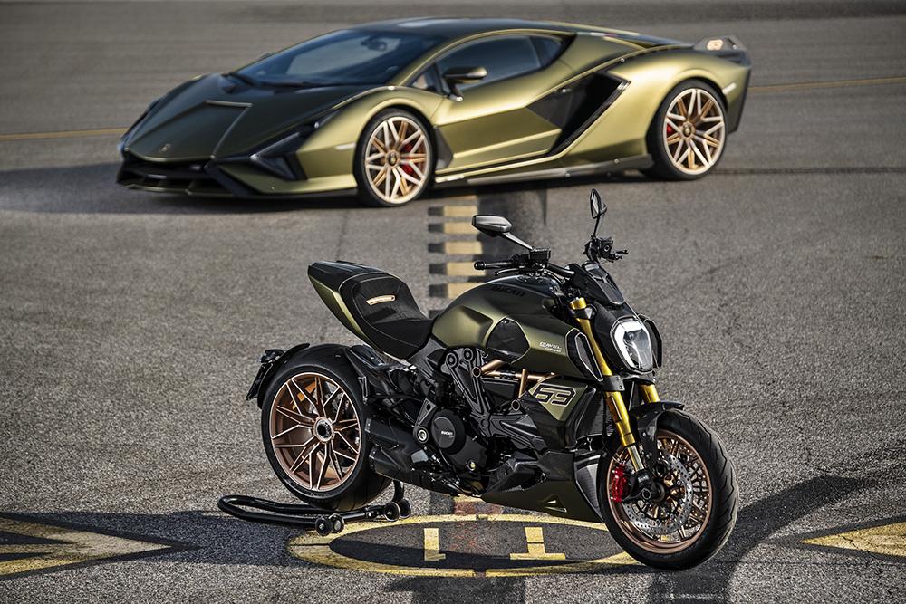 La Ducati Diavel 1260  Lamborghni accanto alla Lamborghini Sian FKP 37