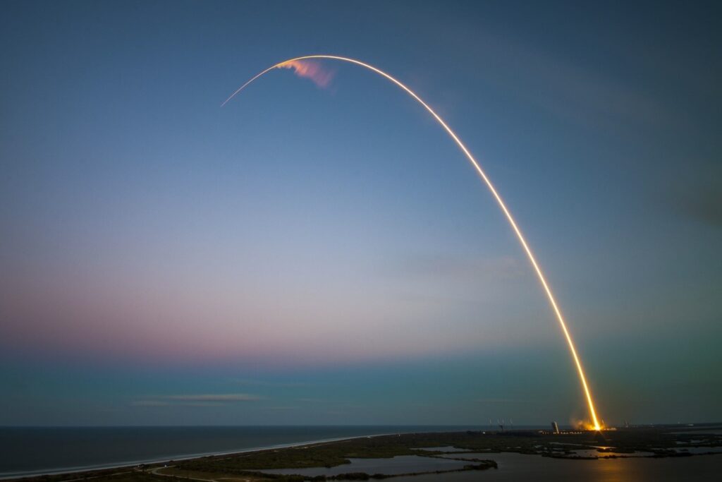 La forma della traiettoria di un razzo presenta caratteristiche geometriche molto particolari. Credits: SpaceX-Imagery (Pixabay).