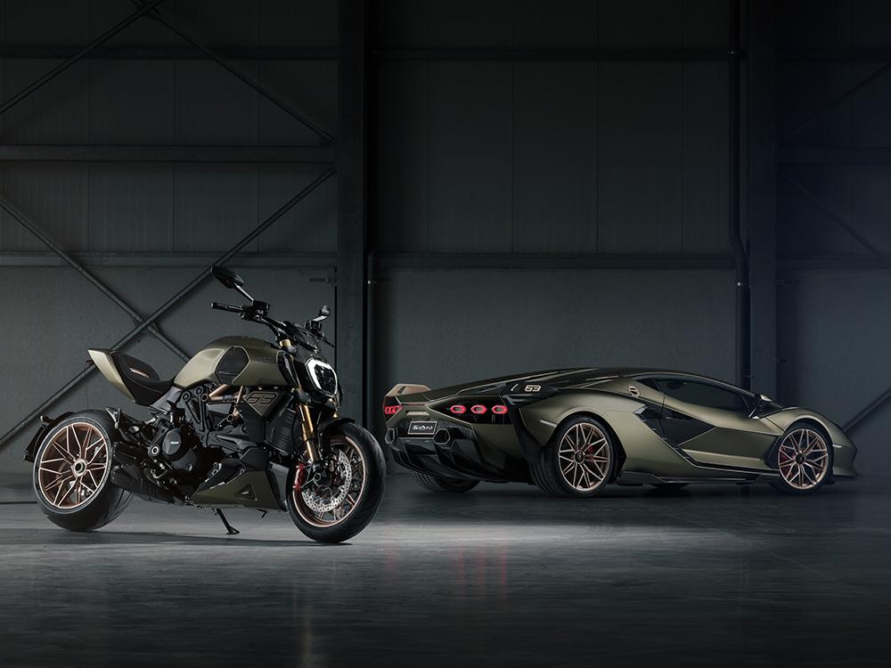 La Ducati Diavel 1260  Lamborghni accanto alla Lamborghini Sian FKP 37