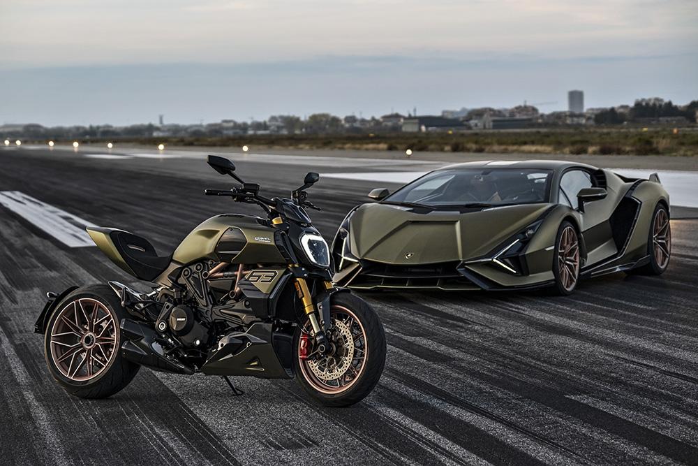La Ducati Diavel 1260  Lamborghni accanto alla Lamborghini Sian FKP 37