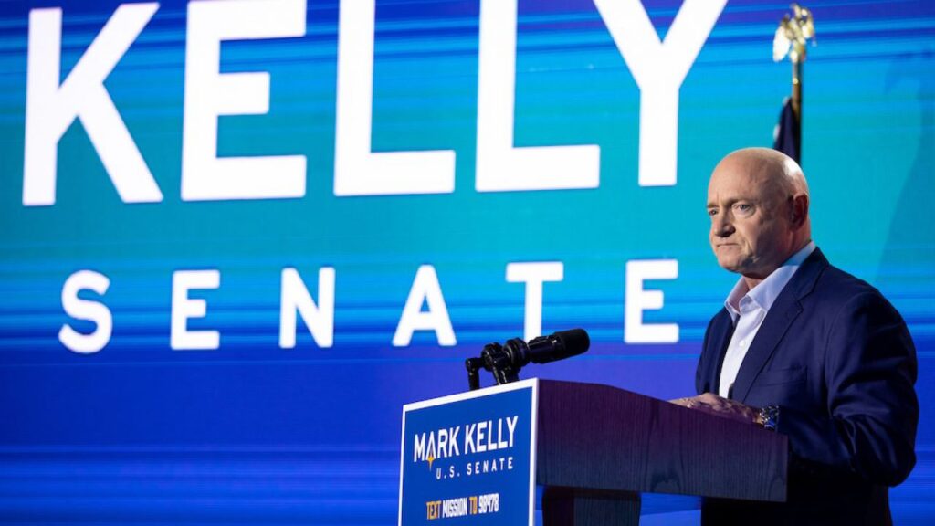Mark Kelly durante un comizio in Arizona.