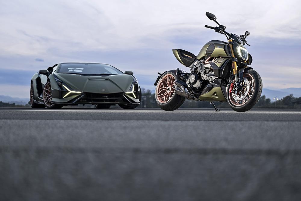 La Ducati Diavel 1260  Lamborghni accanto alla Lamborghini Sian FKP 37