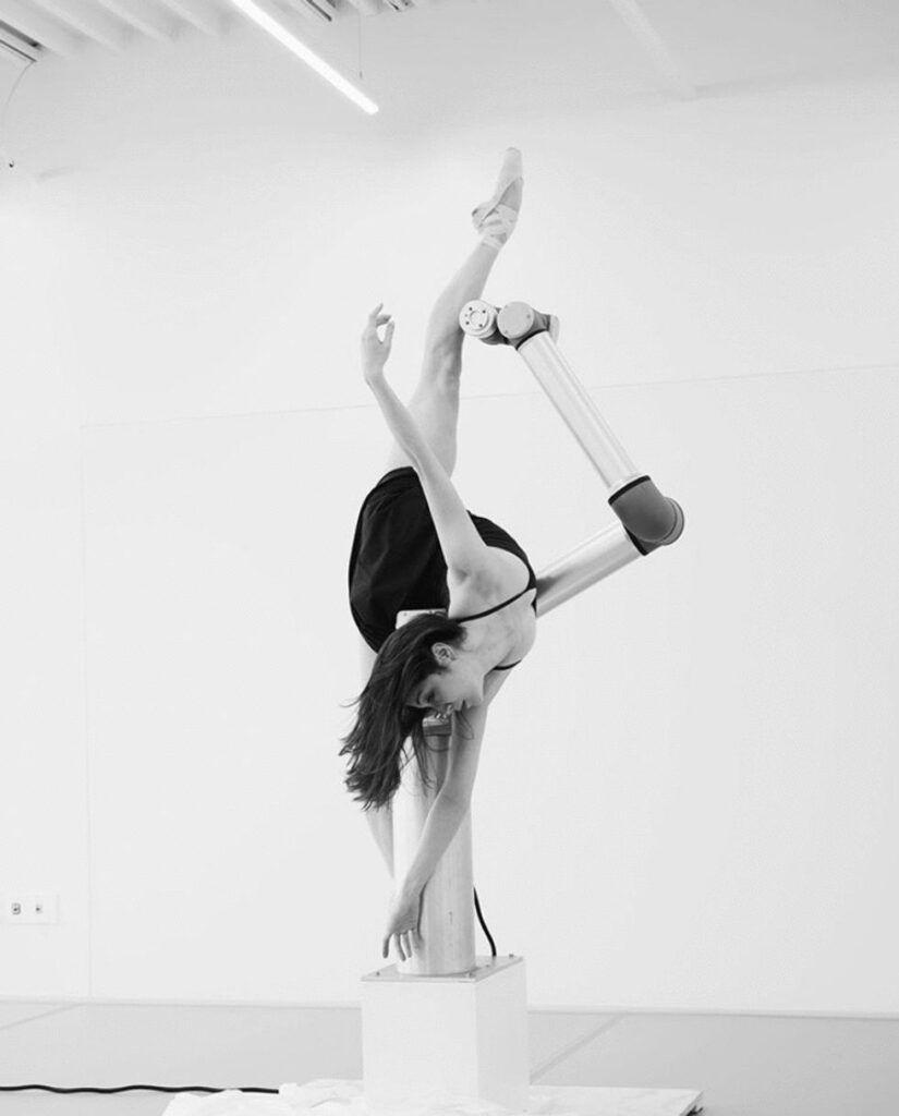 Credit:pointemagazine.com. Le incredibili movenze del robot insieme a quelle della ballerina fanno sì che si riesca a sostituire gambe braccia e umane