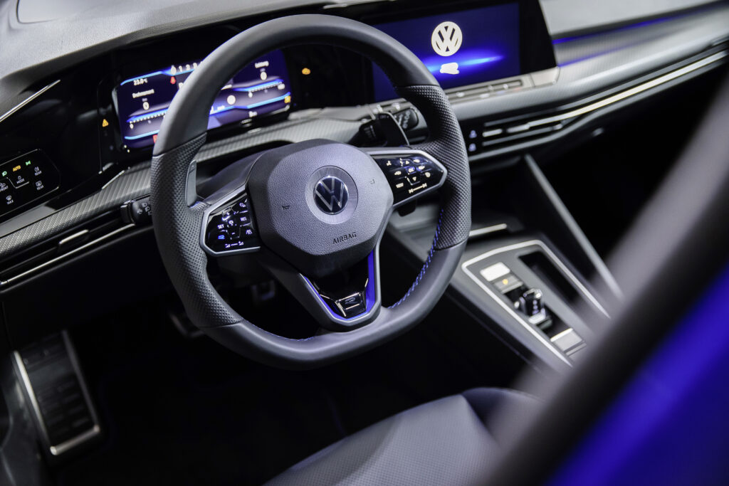 Nuova Volkswagen Golf 8 R 2021: è arrivata la Golf più potente di sempre