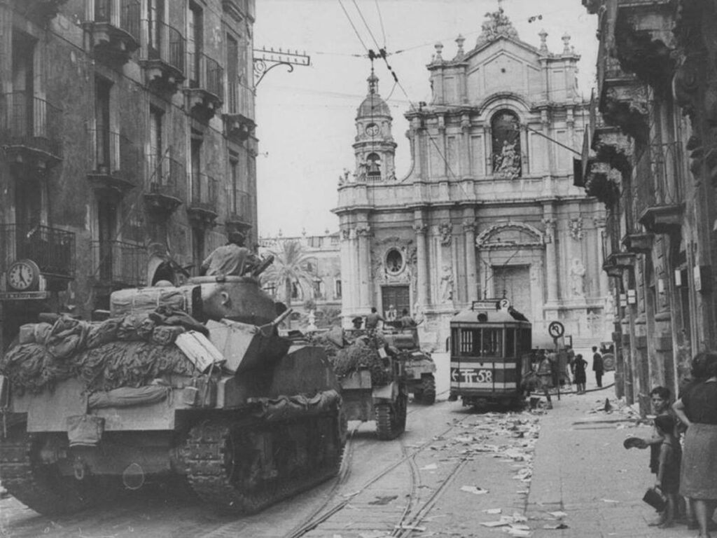 Gli Alleati percorrono le strade del centro di Catania, Sicilia.