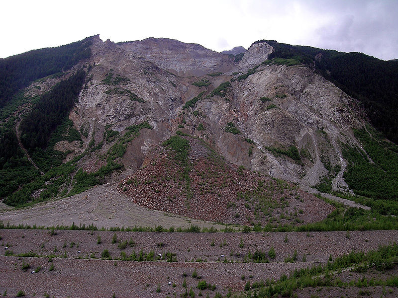 Il 28 luglio del 1987, dopo piogge eccezionali un’enorme frana di 40 milioni di metri cubi travolse la Val Pola, una valle laterale della Valtellina, creando una diga alta 50 metri che sbarrò il fiume Adda. Tra frane ed esondazioni 53 persone persero la v