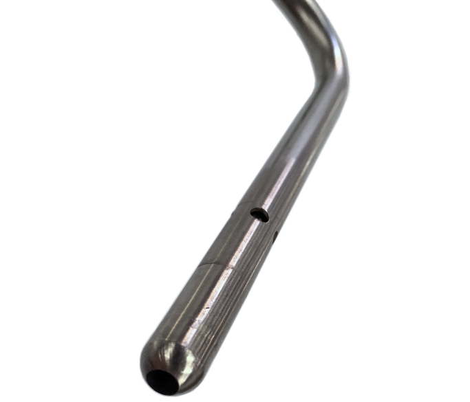Un moderno tubo di Pitot mostrante la presa dinamica sulla parte anteriore e le prese statiche sui lati (Fonte: Apex Instruments).
