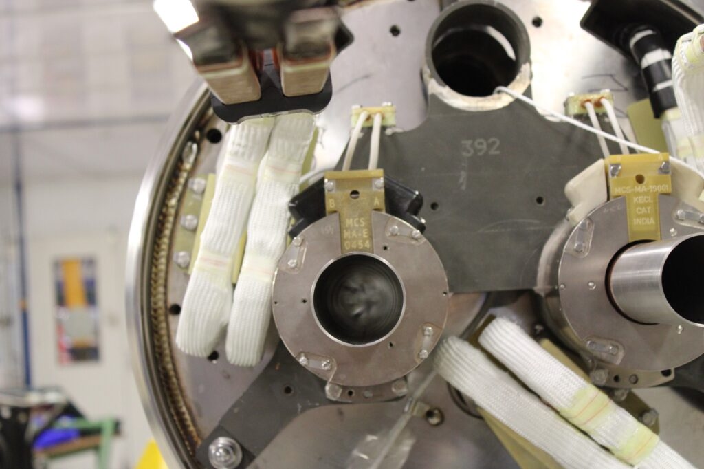 Un primo piano del nuovo magnete 11-Tesla, quasi completo, sottoposto alle ultime lavorazioni, prima di essere installato nel tunnel, presso il Building 180 del Large Magnet Facilty; in questa struttura vengono svolte delle misurazioni al laser di alta pr