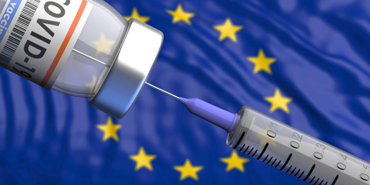 La strategia UE riguardo la vaccinazione per il Covid-19 - EU Coronavirus vaccine, Europe. Covid-19 vaccination, flu prevention, immunization concept. Vial dose and medical syringe, European Union flag background. 3d illustration. Credits: Depositphotos