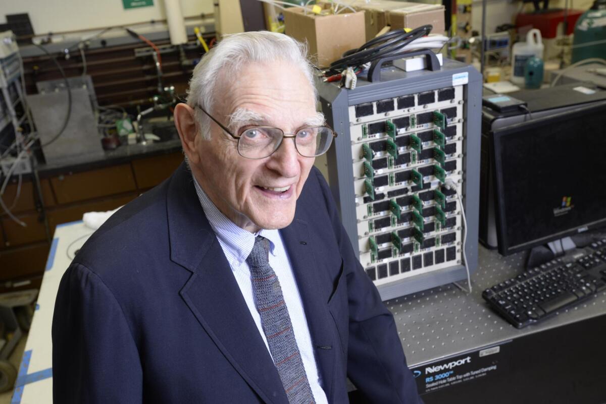 Batterie al vetro: John Goodenough cambia di nuovo il mondo - news.utexas.edu