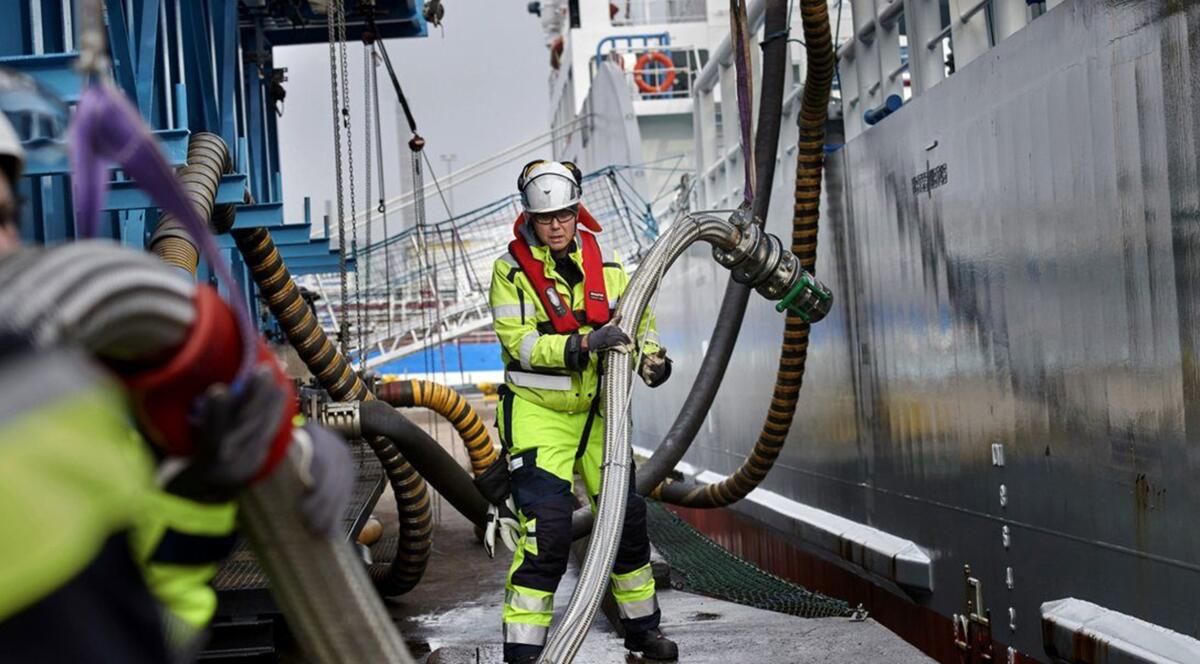 La decarbonizzazione e il GNL - Operazione di Bunkeraggio (Fonte http://www.conferenzagnl.com/primo-bunkeraggio-gnl-porto-goteborg/)