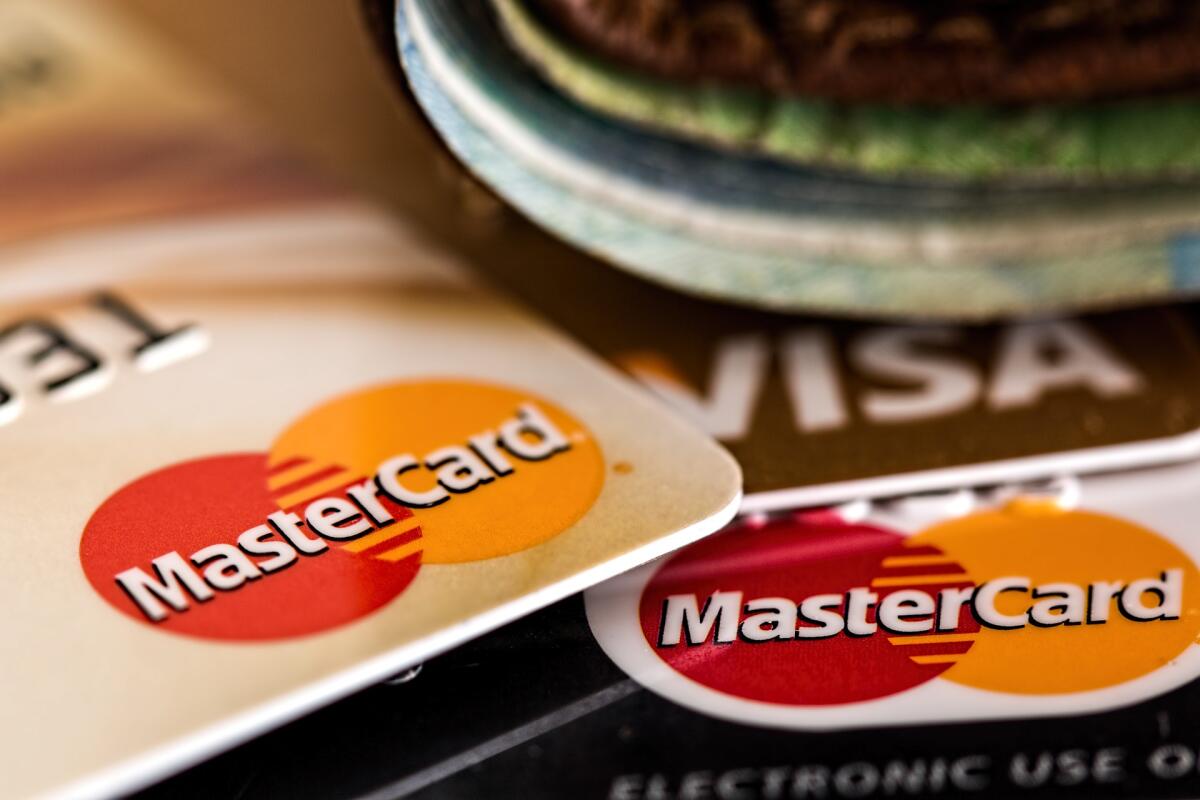 Scandalo Pornhub: dopo la terribile inchiesta del NYT, Visa e Mastercard hanno bloccato i pagamenti - scandalo pornhub