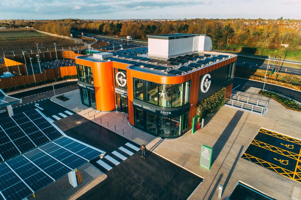Electric Forecourt: la prima stazione di servizio solo elettrica è in UK - areadiservizio.eu