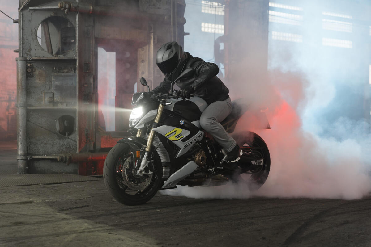 Nuova BMW S 1000 R 2021, analisi tecnica della rinnovata naked tedesca: motore e sistemi di ausilio alla guida - 