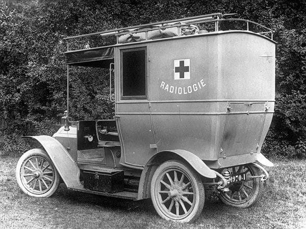 Una "Petite Curie", la vettura su cui Marie Curie, la figlia e le loro studentesse soccorevvano soldati francesi e italiani in guerra.