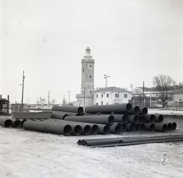 Piloni in acciaio. Ph. bibliotecagambalunga.it