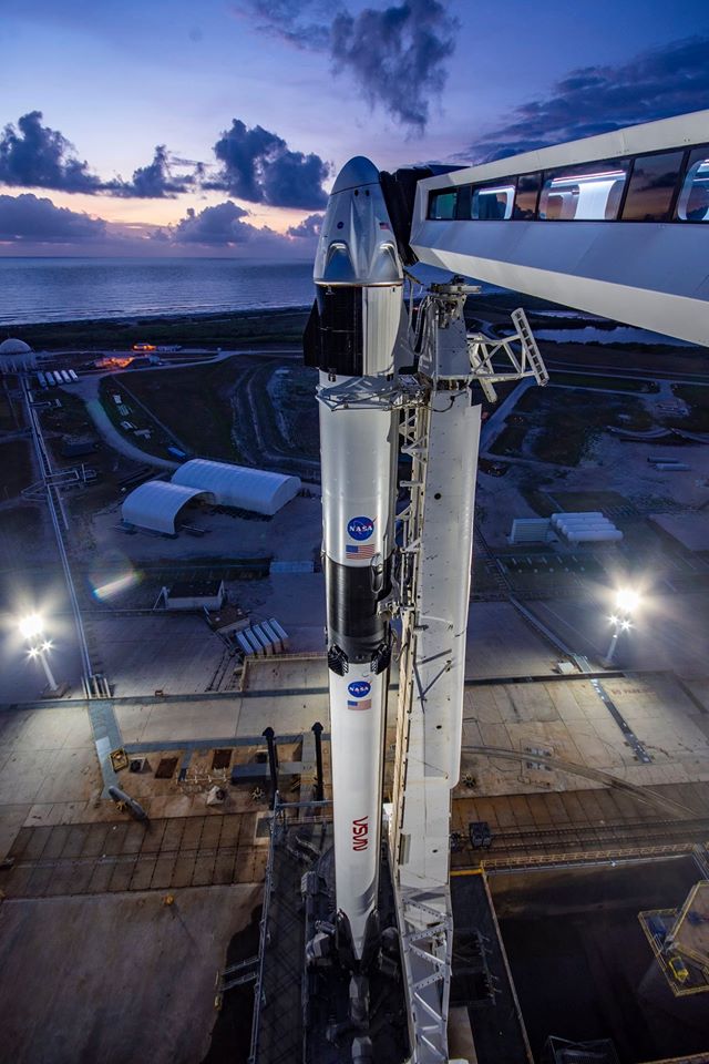 La Crew Dragon, montata su un Falcon 9 poche ore prima della partenza