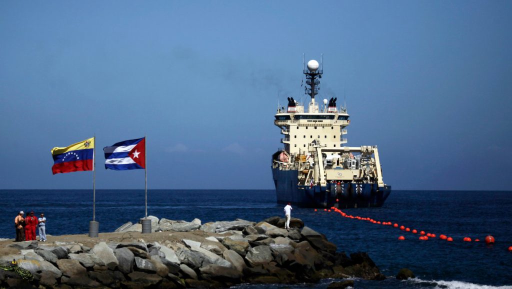Una nave pronta a partire per posare nuovi cavi marini in fibra ottica. I cavi sono successivamente fissati al fondo del mare.