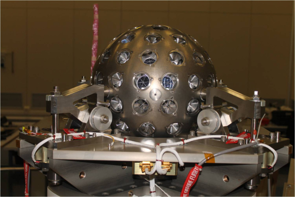 LARES e sistema di interfaccia del satellite con il lanciatore, consistente in quattro giunzioni praticate in corrispondenza di quattro cavità ottenute sull'equatore del satellite. Crediti: lares-mission.com