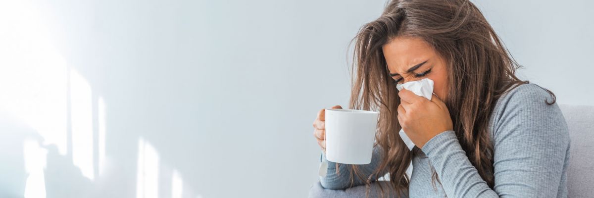 Febbre, tosse e spossatezza sono alcuni dei sintomi che accomunano le due sindromi respiratorie.Credits: istock