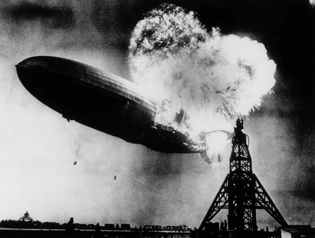 Questa foto immortala lo zeppelin negli ultimi istanti della tragedia, prima di schiantarsi al suolo, il 6 maggio 1937. Credits: Wikipedia