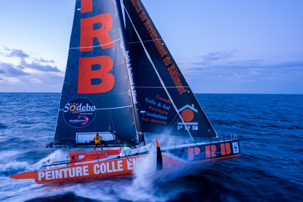 Kevin Escoffier a bordo della sua imbarcazione. Credits: Imoca