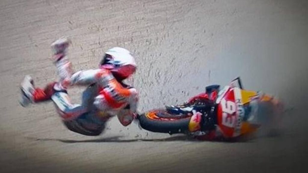 Momento in cui il braccio destro Marc Marquez viene colpito dalla moto fratturandosi.Credits: Fanpage