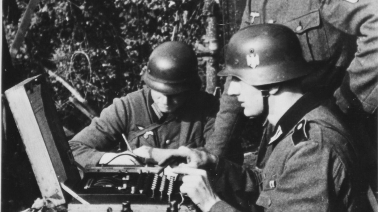 Soldati nazisti intenti a decifrare un messaggio con Enigma. Credits: Flying Heritage & Combat Armor Museum