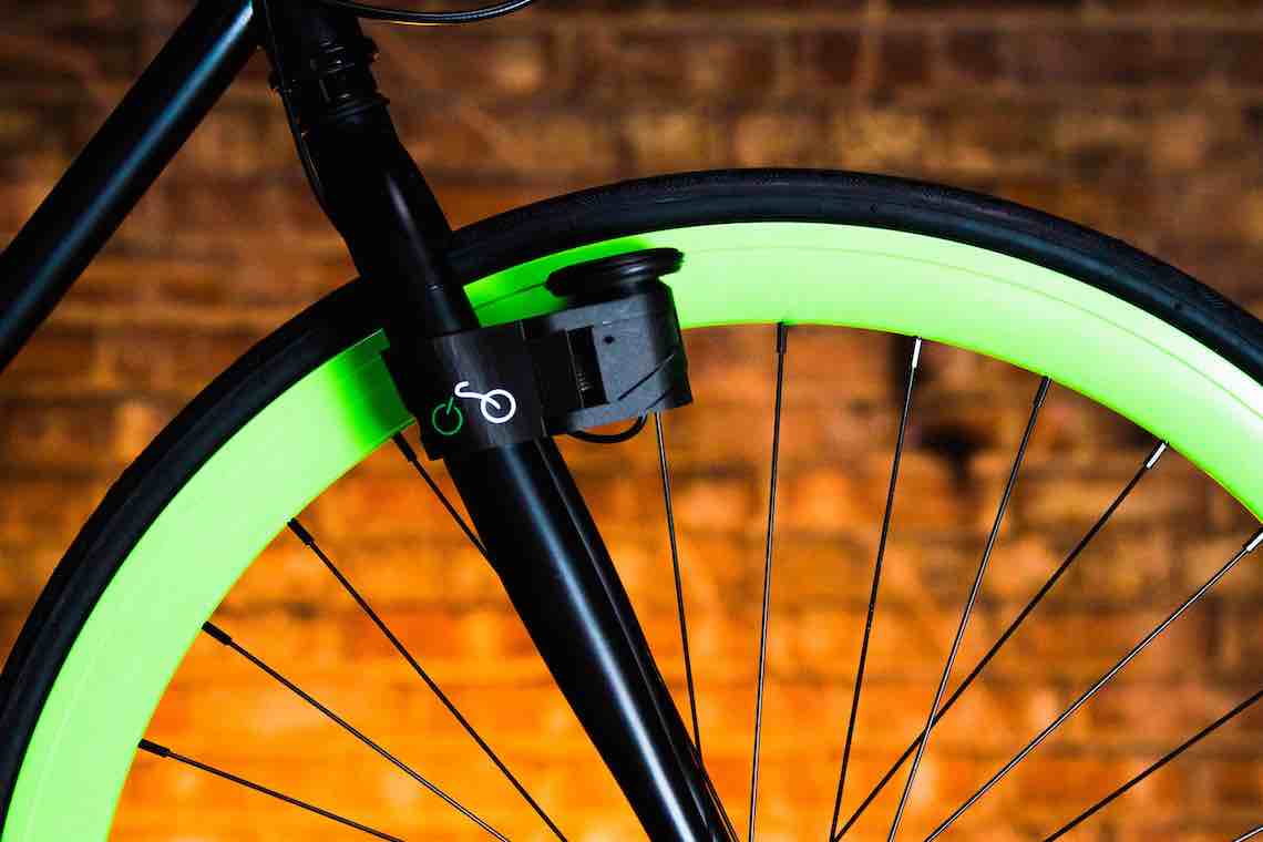 Una moderna dinamo montata sulla ruota di una bicicletta