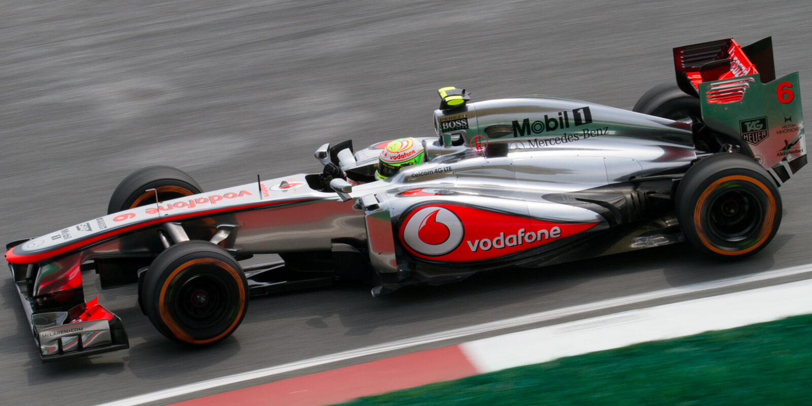 Sergio Perez alla guida della McLaren MP4-28 nel GP della Malaysia