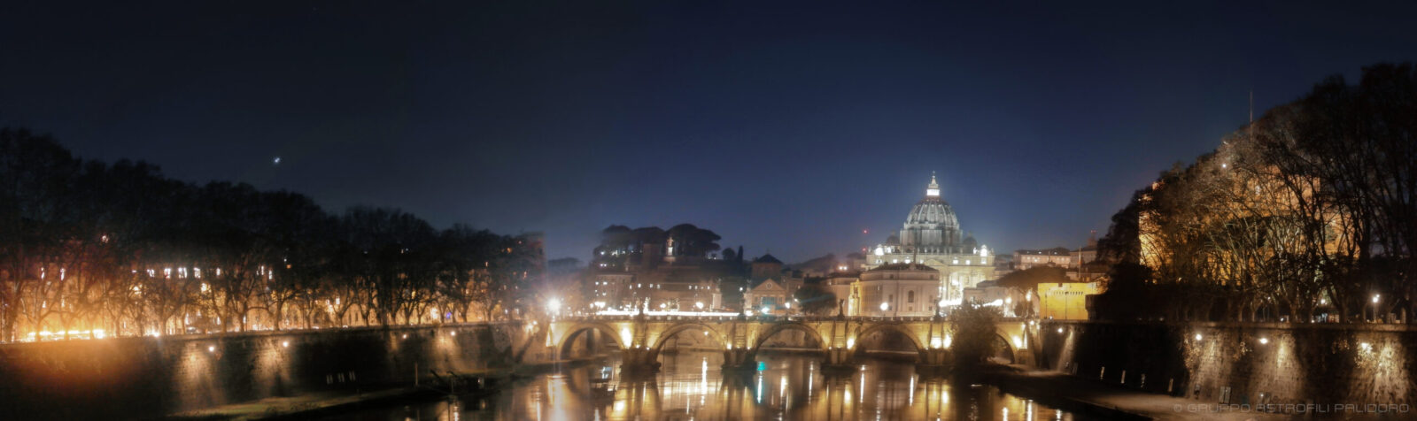 Giove e Saturno visibili sulla parte sinistra della foto, sopra agli alberi del Lungotevere. Credits: Chiara Elisabetta Tronci, Luciana Guariglia, Giuseppe Conzo (Gruppo Astrofili Palidoro)