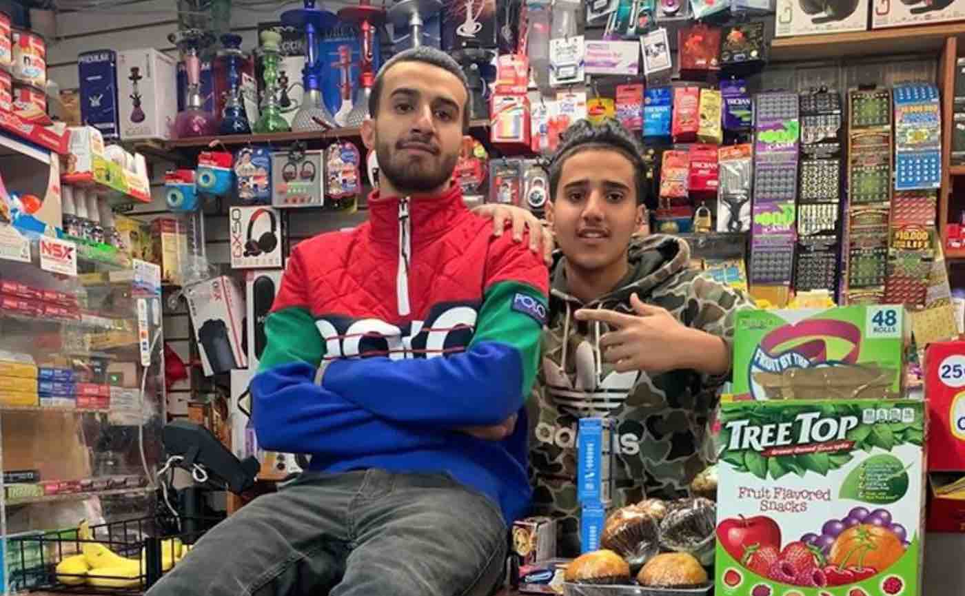 I proprietari del minimarket e fautori della nobile iniziativa.