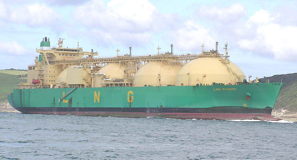 Una gasiera LNG ( Fonte https://liguria.bizjournal.it/2020/11/forum-sulle-prospettive-del-gnl-per-genova-e-liguria-19-e-20-novembre/)