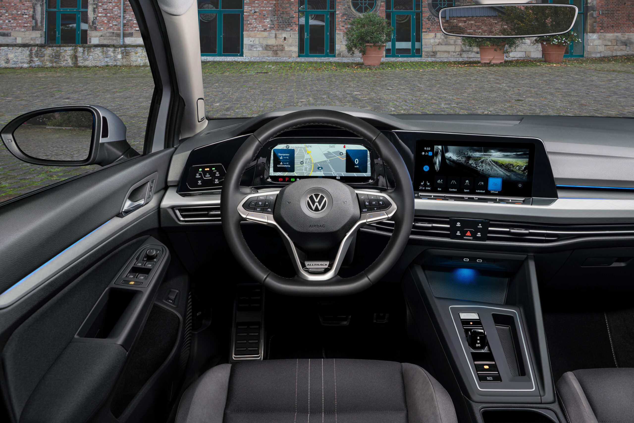Gli interni, lato guidatore, della nuova Volkswagen Golf AllTrack