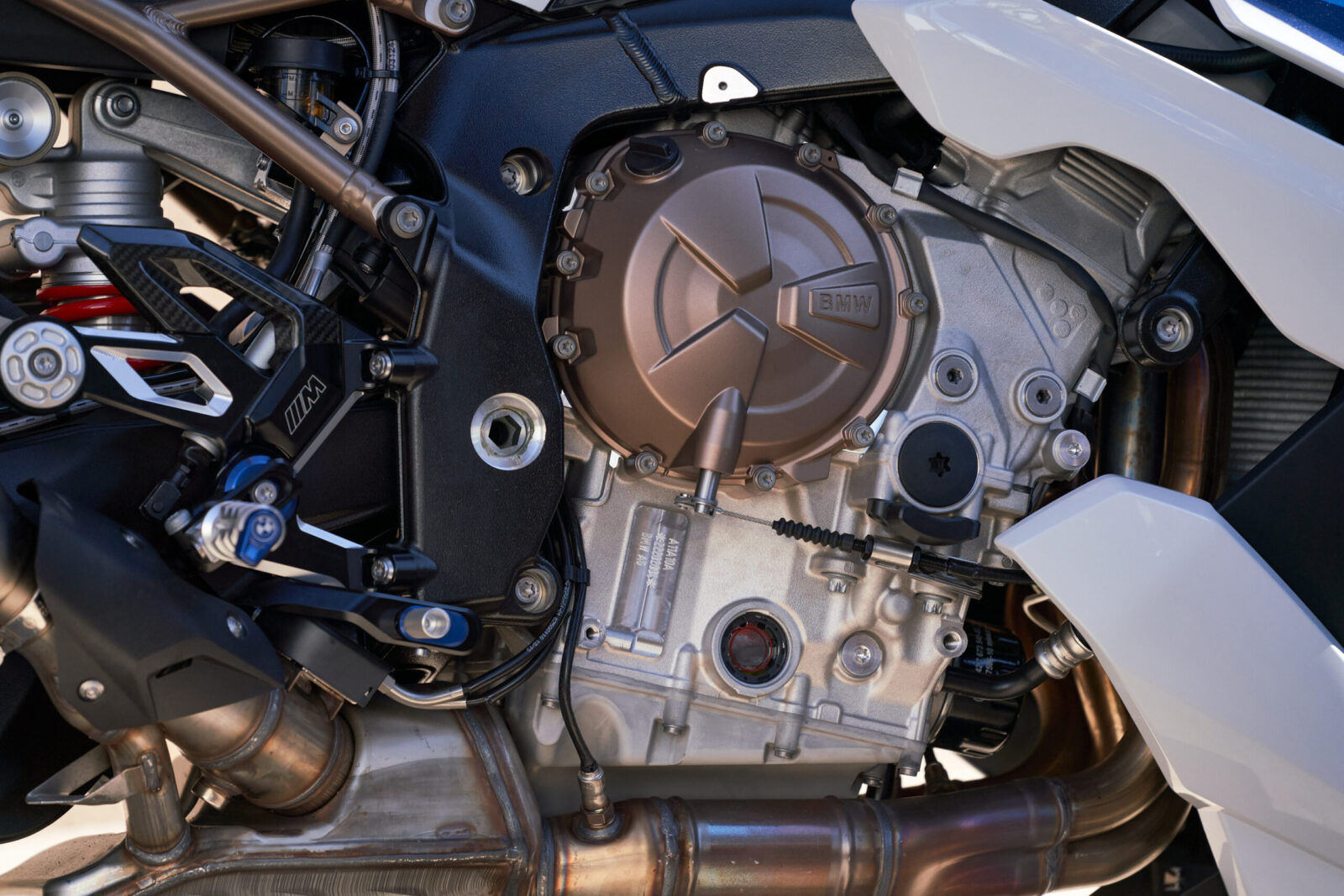 Nuova BMW S 1000 R 2021, analisi tecnica della rinnovata naked tedesca: motore e sistemi di ausilio alla guida