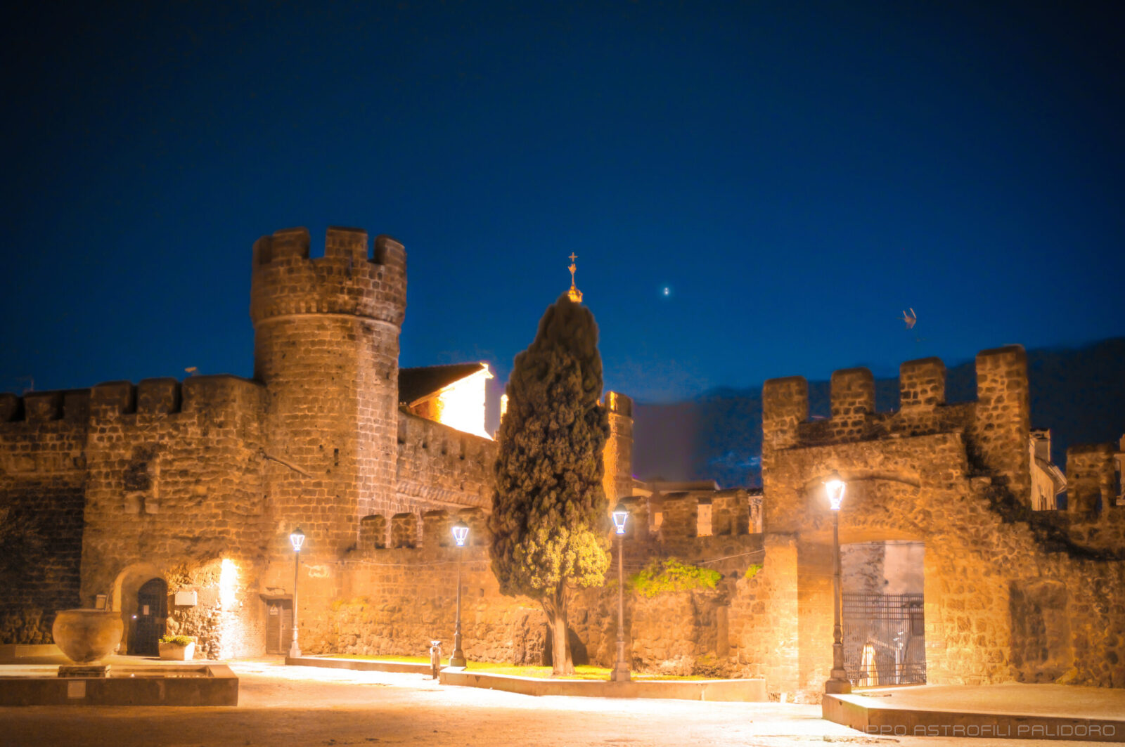 La piazza di Cerveteri, con i pianeti sopra le mura della città medievale. Credits: Luciana Guariglia, Cristiano Negroni, Antonio Canaveras (Gruppo Astrofili Palidoro)