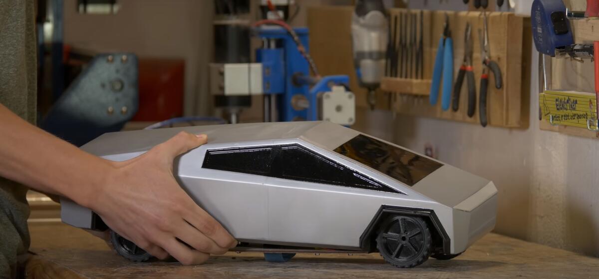 Tesla Cybertruck mini: se non puoi acquistarlo, puoi sempre costruirlo - Nikodem Bartnik, YouTube