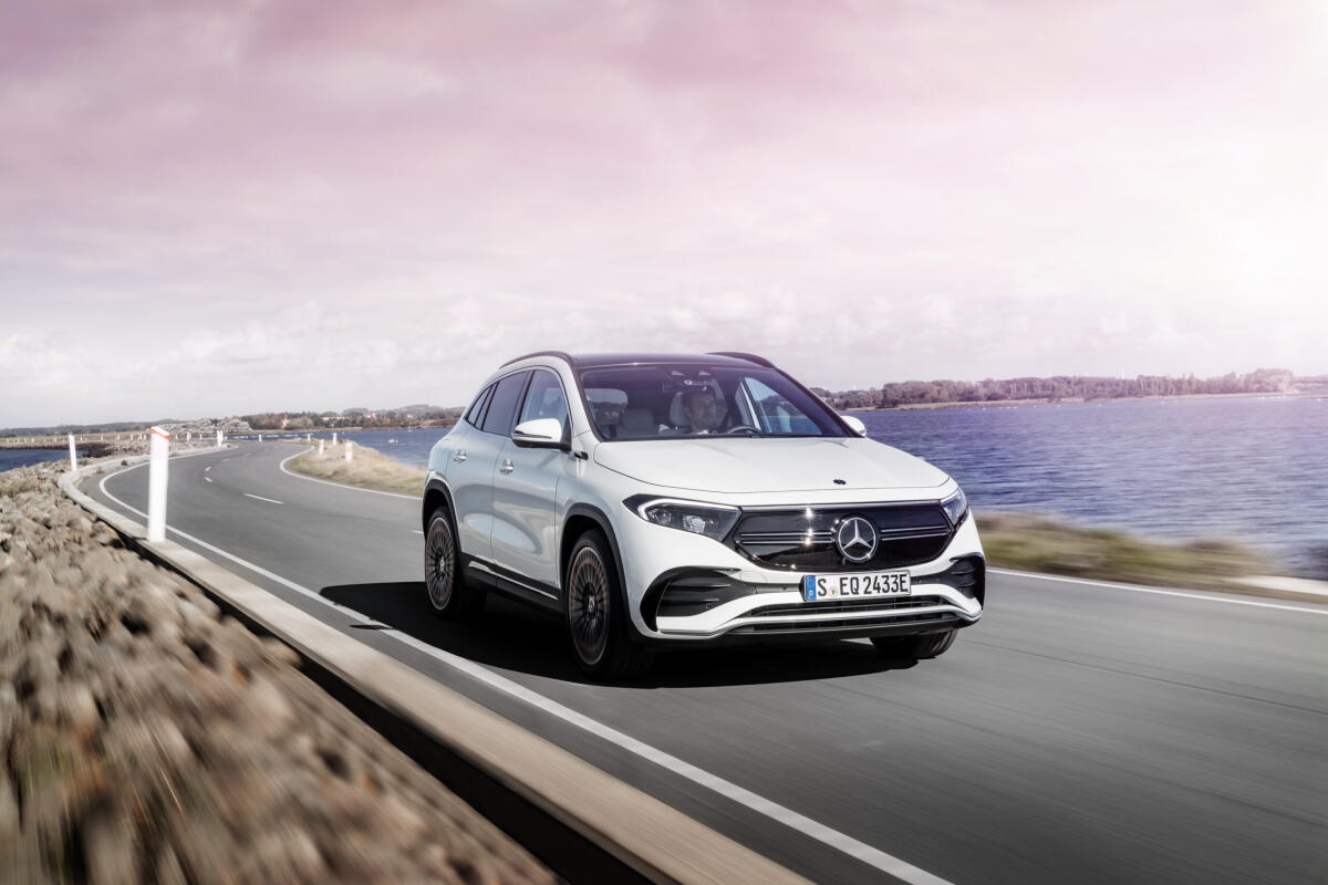Nuova Mercedes EQA: ecco il suv elettrico compatto della casa della Stella - Mercedes-EQ, EQA 250, Edition 1, Fahraufnahme, digitalweiss. EQA 250 (Stromverbrauch kombiniert: 15,7 kWh/100 km; CO2-Emissionen kombiniert: 0 g/km) // Mercedes-EQ, EQA 250, Edition 1, driving shot, digital white. EQA 250 (combined power consumption: