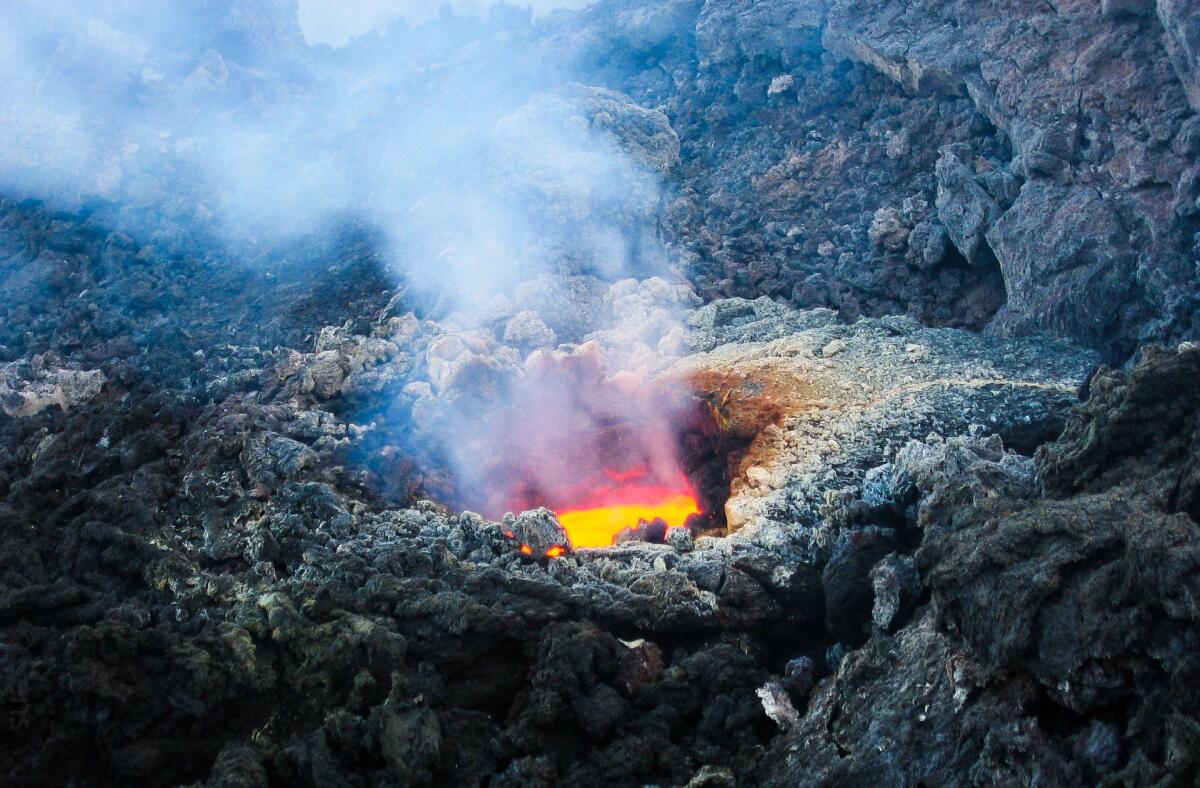 Eruzione dell’Etna: lo spettacolo che ha illuminato il limpido cielo notturno - Eruzione Etna