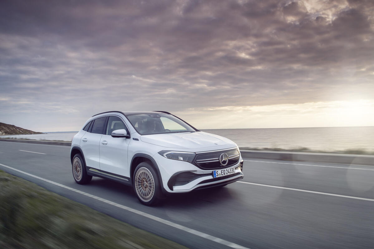 Nuova Mercedes EQA: ecco il suv elettrico compatto della casa della Stella - Mercedes-EQ, EQA 250, Edition 1, Fahraufnahme, digitalweiss. EQA 250 (Stromverbrauch kombiniert: 15,7 kWh/100 km; CO2-Emissionen kombiniert: 0 g/km) // Mercedes-EQ, EQA 250, Edition 1, driving shot, digital white. EQA 250 (combined power consumption: