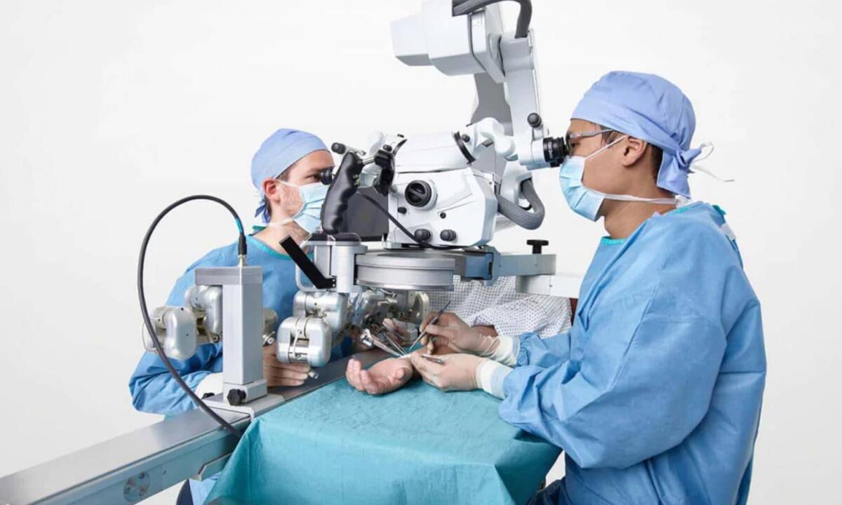 Robotic Scope: microscopio a guida robotizzata per ridare l'uso della mano a un bambino - robotic scope microscopio torino intervento trapianto dito bimbo