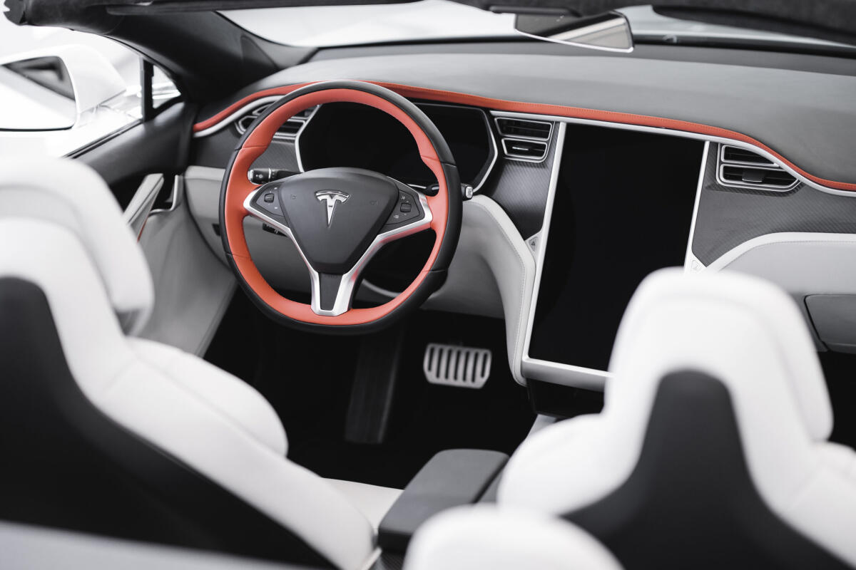 Tesla Model S cabrio ideata da un'azienda italiana, la trasformazione della berlina - PH: Ares Design