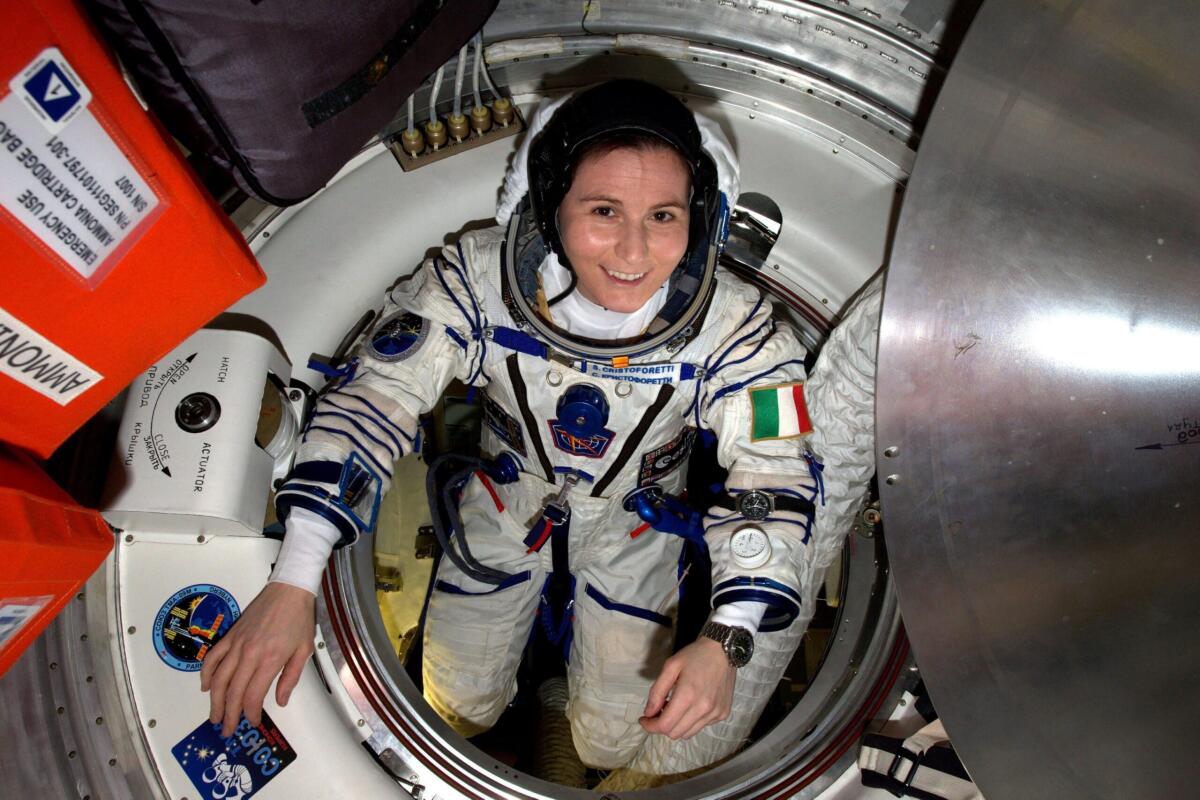 Samantha Cristoforetti sulla Stazione Spaziale Internazionale nel 2022 - epa04789921 An undated handout photo provided by the National Aeronautics and Space Administration (NASA) on 08 June 2015 of European Space Agency (ESA) astronaut Samantha Cristoforetti, of Italy, checking her Sokol pressure suit in preparation for t