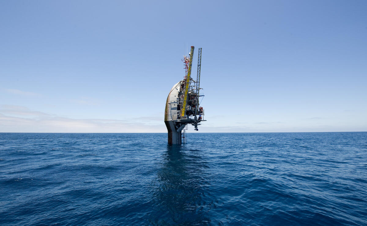 RP FLIP: la nave in grado di posizionarsi in verticale e affondare - 120630-N-PO203-274
PACIFIC OCEAN (Jun. 30, 2012) The Floating Instrument Platform, or FLIP, is partially submerged in the Pacific Ocean. the 355-foot research vessel, owned by the Office of Naval Research (ONR) and operated by the Marine Physical Lab